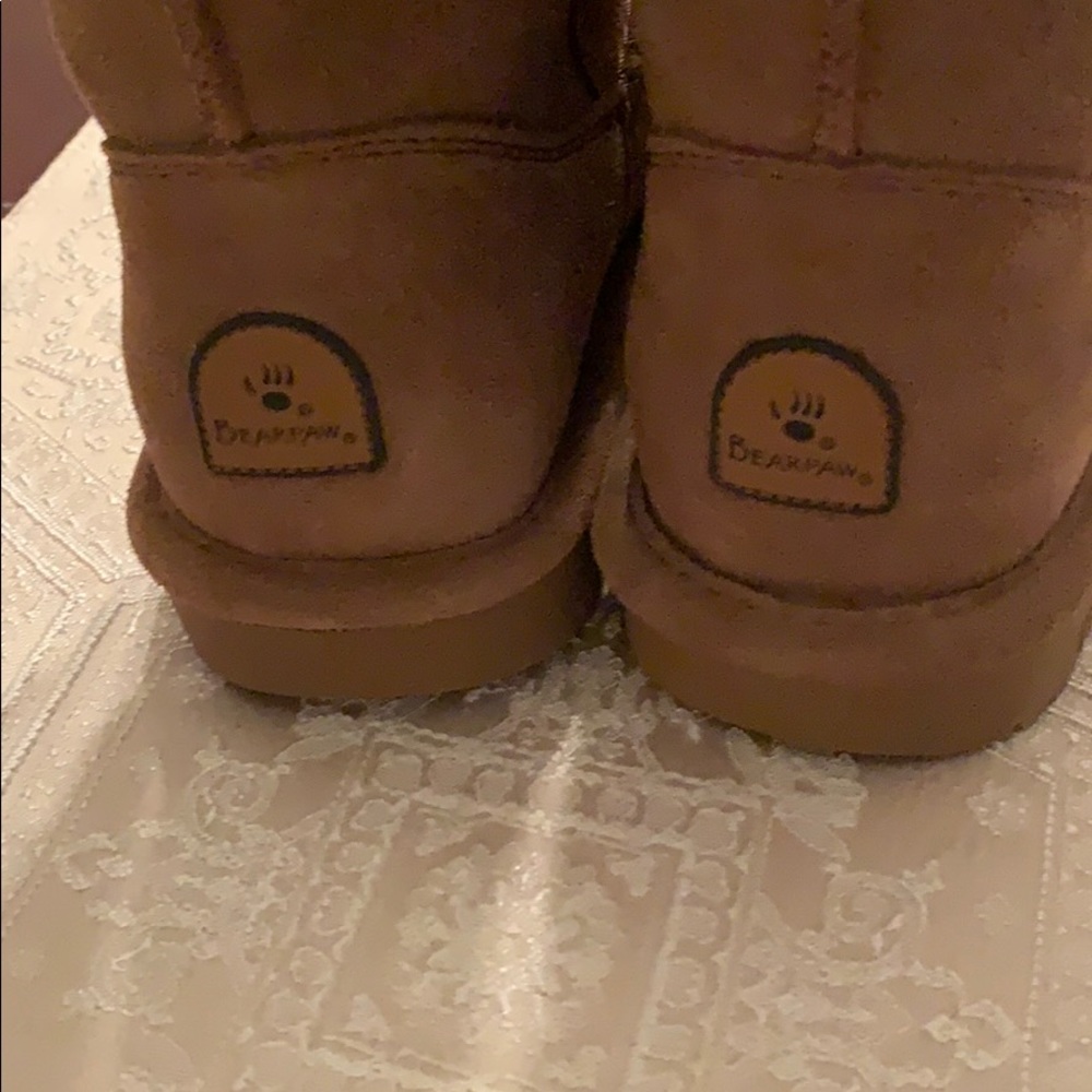 Beautiful Bearpaw boot size 4